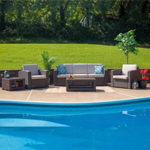 Patio Lounge, Setting